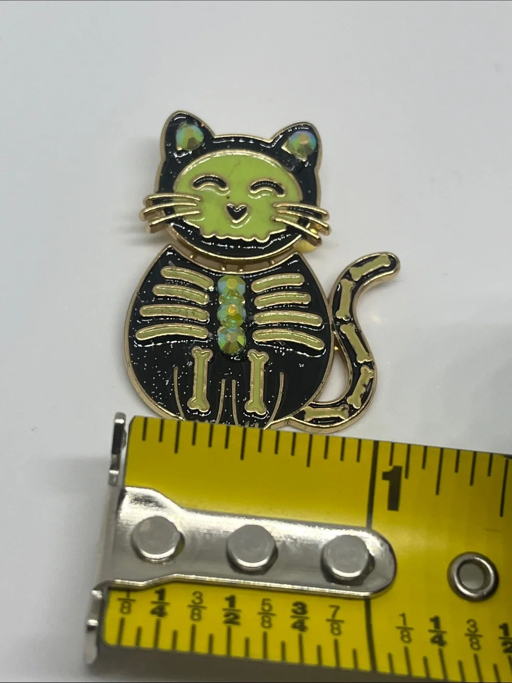 Green & Black Cat Medal Brooch - Decorative Pet-Themed Accessory Hand Crafted